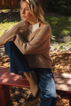Cargar imagen en el visor de la galería, Sweater Tan/White
