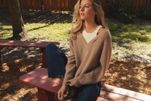 Cargar imagen en el visor de la galería, Sweater Tan/White
