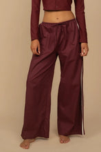 Cargar imagen en el visor de la galería, Pantalón Maroon Sporty
