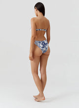Cargar imagen en el visor de la galería, Bikini Prague
